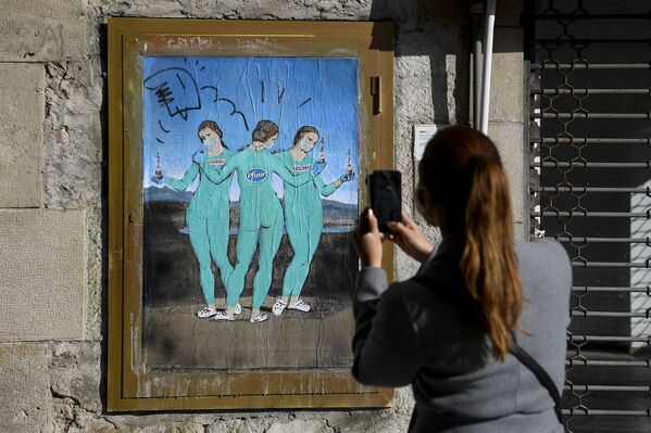 نقاشی دیواری سه واکسین توسط هنرمند خیابانی ایتالیایی در بارسلونا. - اسپوتنیک افغانستان  