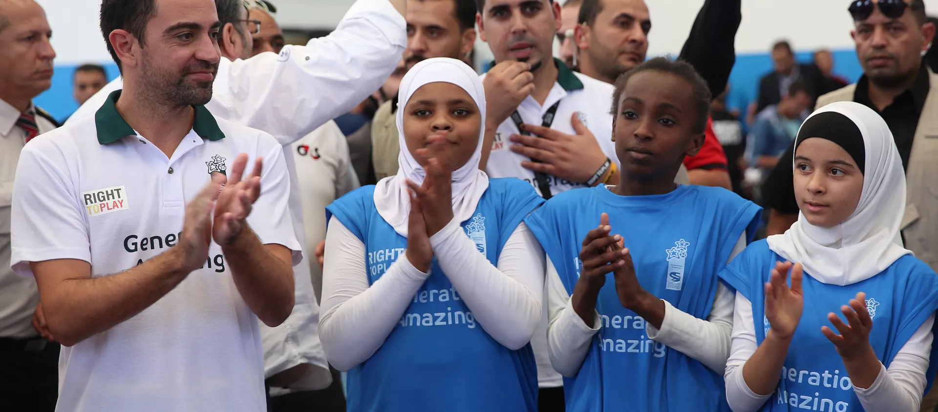 Former Barcelona football player Xavi Hernandez (L), who currently plays for Al-Sadd in the Qatar Stars League, claps during a football training as he visits the al-Baqaa Palestinian refugee camp near Amman on September 29, 2016.  - اسپوتنیک افغانستان  , 1920, 17.05.2021