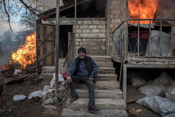 نظاره یک شخص هنگام آتش گرفتن خانه اش. - اسپوتنیک افغانستان  