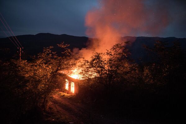 آتش گرفتن یک خانه هنگام درگیری‌های قره باغ کوهستانی. - اسپوتنیک افغانستان  