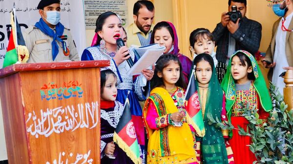 دختران مکتب در حال ترانه خوانی - اسپوتنیک افغانستان  