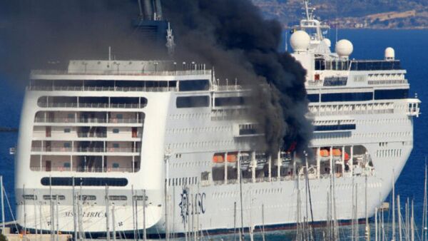 آتش گرفتن یک کشتی تفریحی در یونان   - اسپوتنیک افغانستان  