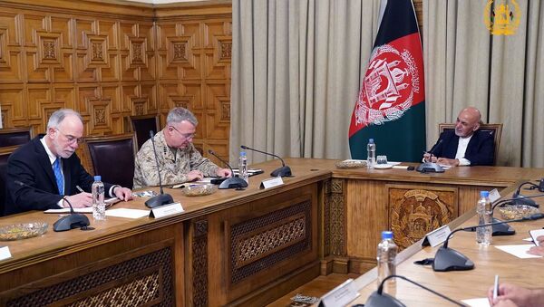 رئیس‌جمهور غنی با فرمانده فرماندهی مرکزی امریکا در ارگ دیدار کرد - اسپوتنیک افغانستان  