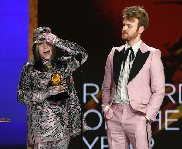 خواننده بیلی آیلیش و فیناس اکنل در مراسم جایزه  گرمی در لس آنجلس
 - اسپوتنیک افغانستان  