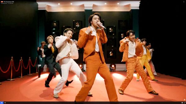 گروه کوریای جنوبی BTS در مراسم جایزه  گرمی در لس آنجلس
 - اسپوتنیک افغانستان  