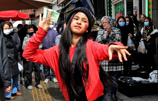 یک دختر ایرانی با لباس شخصیت های داستانی فولکلور ایرانی حاجی فیروز در خیابانی در تهران می رقصد. - اسپوتنیک افغانستان  