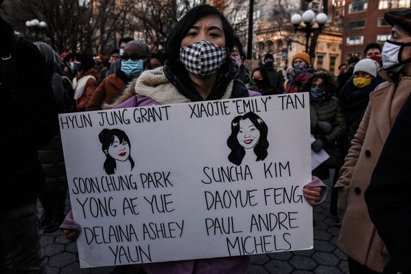 اعتراضات مدنی در پارک یونیون اسکوئر در نیویورک به یاد هشت قربانی حمله در سه استراحتگاه آتلانتا، که در میان آنان شش آسیایی شهروند امریکا بودند. - اسپوتنیک افغانستان  