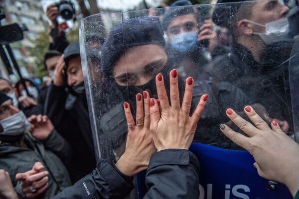 زنان ترکی در تظاهرات علیه خروج ترکیه از کنوانسیون استانبول. - اسپوتنیک افغانستان  