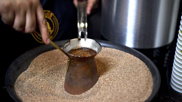 Мексиканский бариста готовит фирменный турецкий кофе в медном горшочке на горячем песке, Мехико - اسپوتنیک افغانستان  
