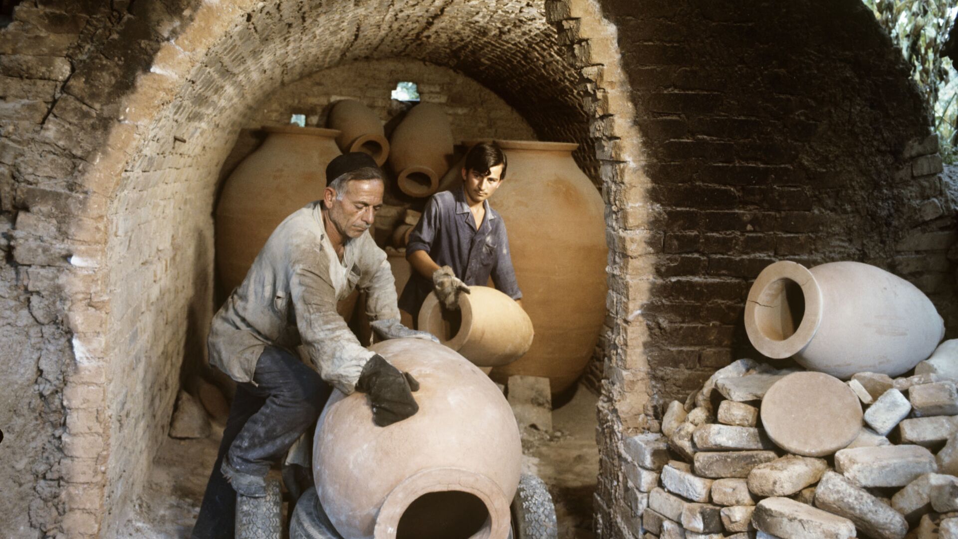 Изготовление специальных глиняных кувшинов квеври, в которых грузины традиционно хранят вино - اسپوتنیک افغانستان  , 1920, 11.09.2023