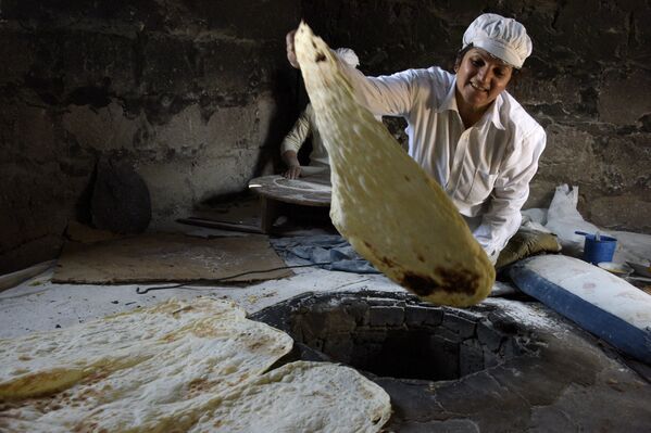 جشنواره نان ارمنی لواش در دهکده پوکرودی جنوب ایروان/ ارمنستان - اسپوتنیک افغانستان  