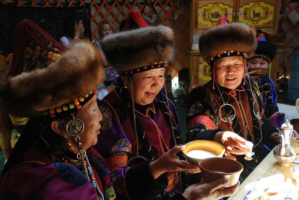 زنی در حال نوشیدن کومیس ماستی که از شیر مادیان بدست می‌آید در خیمه سنتی در بوریاتی/روسیه  - اسپوتنیک افغانستان  