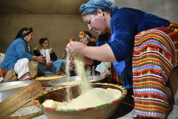 زن الجزایری  در حال پختن  کوسکوس یا بلغور عربی غذایی محبوب در بسیاری از کشورهای عربی و شمال آفریقا - اسپوتنیک افغانستان  