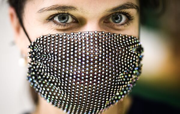 دختری با ماسک، در نمایشگاه جواهرات در مسکو. - اسپوتنیک افغانستان  