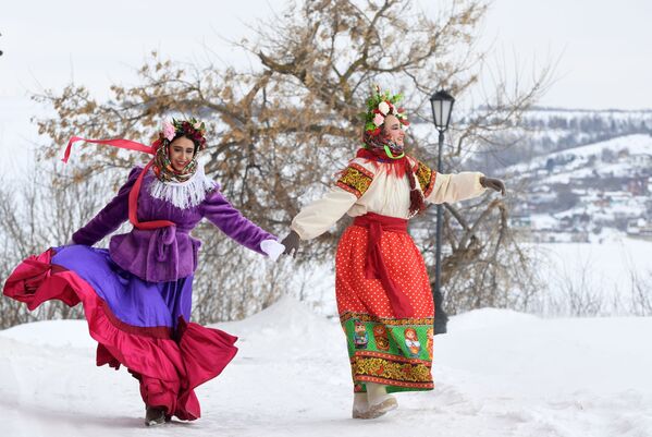 شرکت کنندگان در جشن Sviyazhskaya Maslenitsa در شهر جزیره Sviyazhsk در تاتارستان. - اسپوتنیک افغانستان  