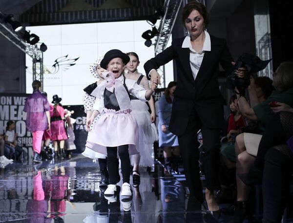 شرکت کننده در نمایش مجموعه لباس کودکان توسط طراح Svetlana Anokhina به عنوان بخشی از هفته مد کریمه. - اسپوتنیک افغانستان  