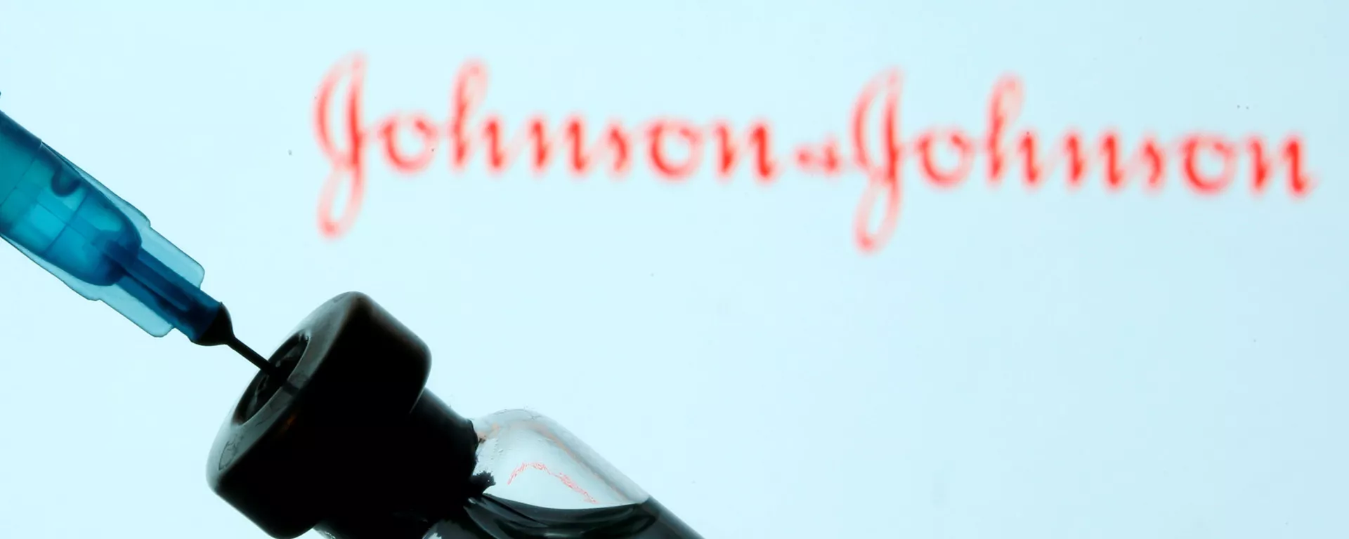 A vial and sryinge are seen in front of a displayed Johnson&Johnson logo in this illustration taken January 11, 2021 - اسپوتنیک افغانستان  , 1920, 16.12.2021