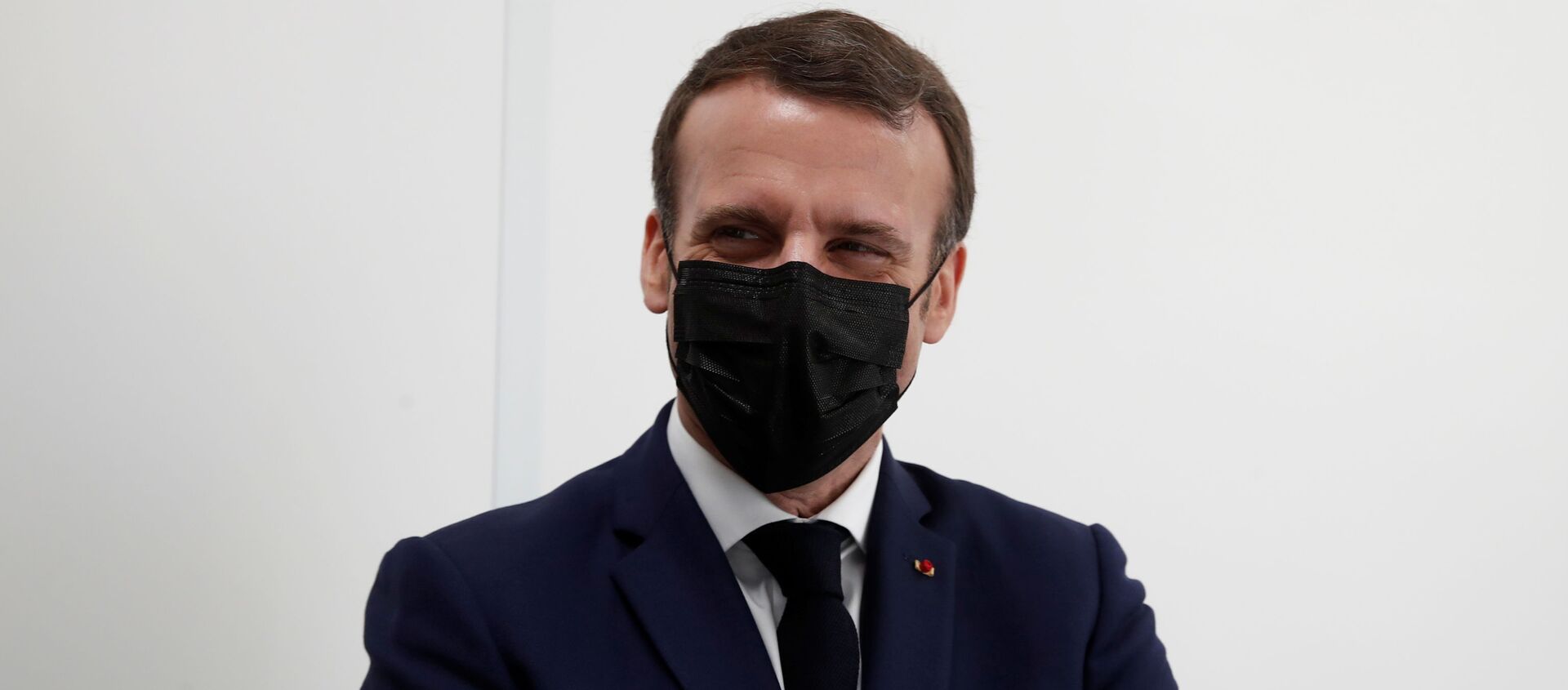 French President Emmanuel Macron, wearing a protective face mask, visits a coronavirus disease (COVID-19) vaccination center at the Caisse Primaire d'Assurance Maladie (France's local health insurance funds - CPAM) in Bobigny near Paris as part of the COVID-19 vaccination campaign in France, March 1, 2021. - اسپوتنیک افغانستان  , 1920, 23.07.2021