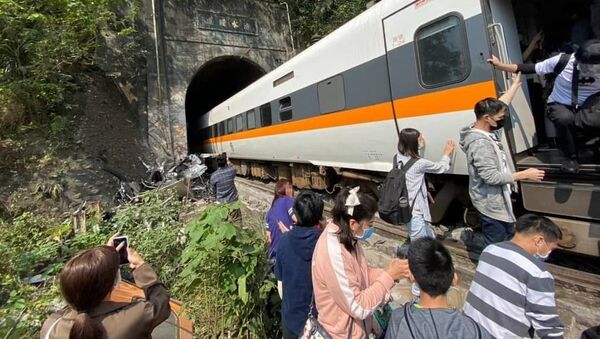 جان باختن نزدیک به 40 نفر در تصادف مرگبار قطار و لاری در تایوان + ویدیو  - اسپوتنیک افغانستان  