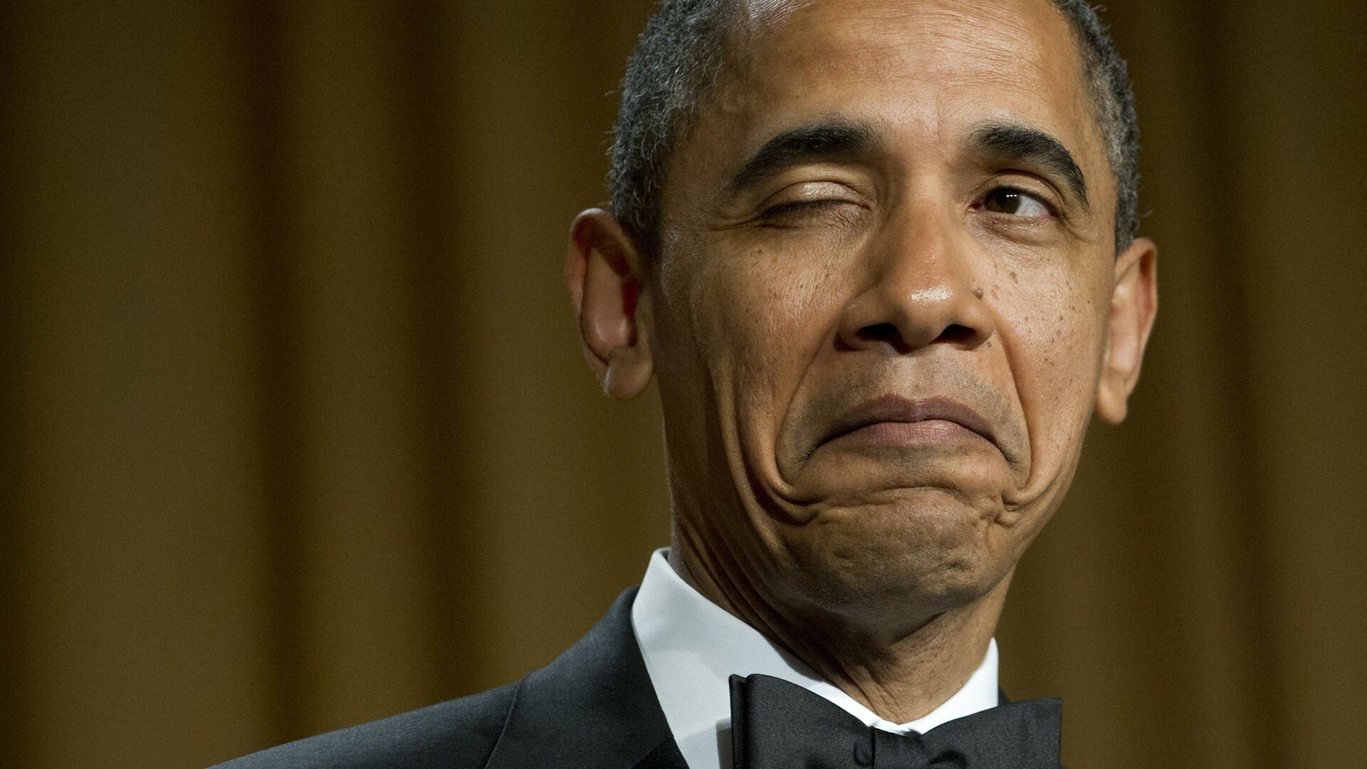 Президент США Барак Обама подмигивает, рассказывая анекдот о месте своего рождения во время ужина Ассоциации корреспондентов Белого дома в Вашингтоне, 2012 год  - اسپوتنیک افغانستان  , 1920, 04.09.2022