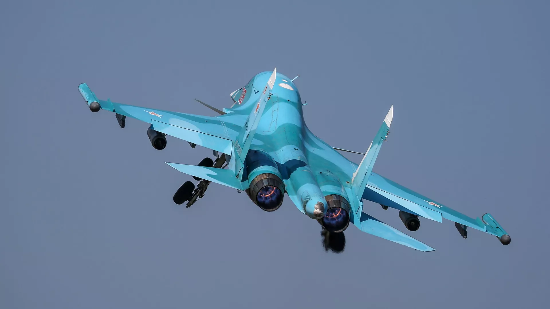 Истребитель-бомбардировщик Су-34 во время этапа международного конкурса выучки летных экипажей Авиадартс-2021 в Краснодарском крае