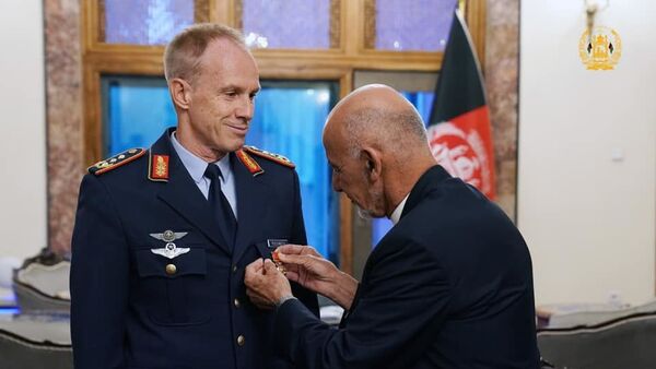 اشرف غنی مدال دولتی سرباز عالی را به تورستن پاشواتا تفویض نمود - اسپوتنیک افغانستان  