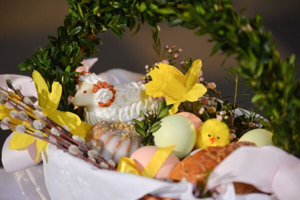 سبدی متشکل از کیک و تخم مرغ به مناسبت عید پاک کاتولیک در ورشو - اسپوتنیک افغانستان  