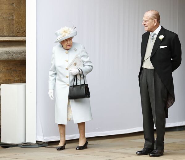 ملکه بریتانیا الیزابت دوم و شاهزاده فیلیپ در عروسی پرنسس اوژنی و جک بروکسبنک، سال 2018 - اسپوتنیک افغانستان  
