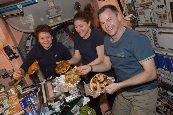 فضانوردان هنگام صرف پیتزا - اسپوتنیک افغانستان  