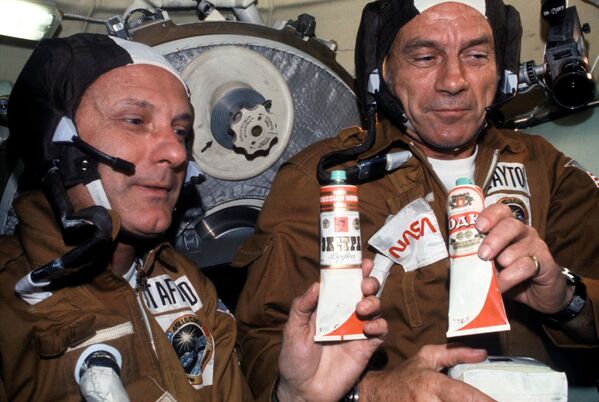 فضانوردان آمریکایی با غذاهای روسی. - اسپوتنیک افغانستان  