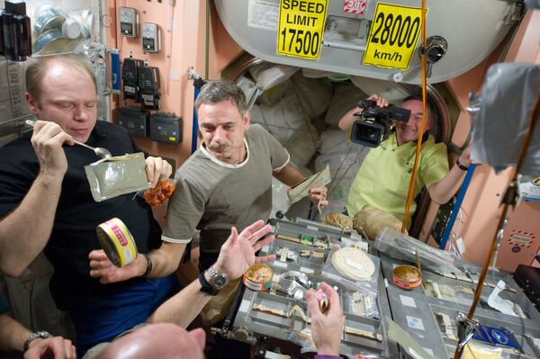 فضانوردان در حال صرف غذا - اسپوتنیک افغانستان  