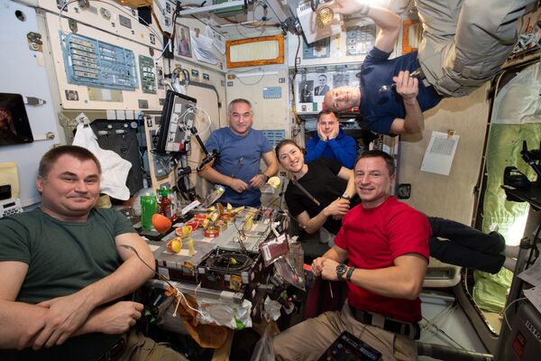 فضانوردان در حال صرف غذا - اسپوتنیک افغانستان  