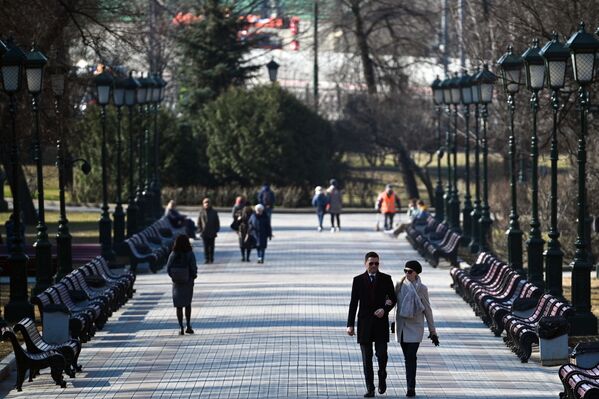 یک روز  گرم بهاری در مسکو / باغ الکساندر - اسپوتنیک افغانستان  