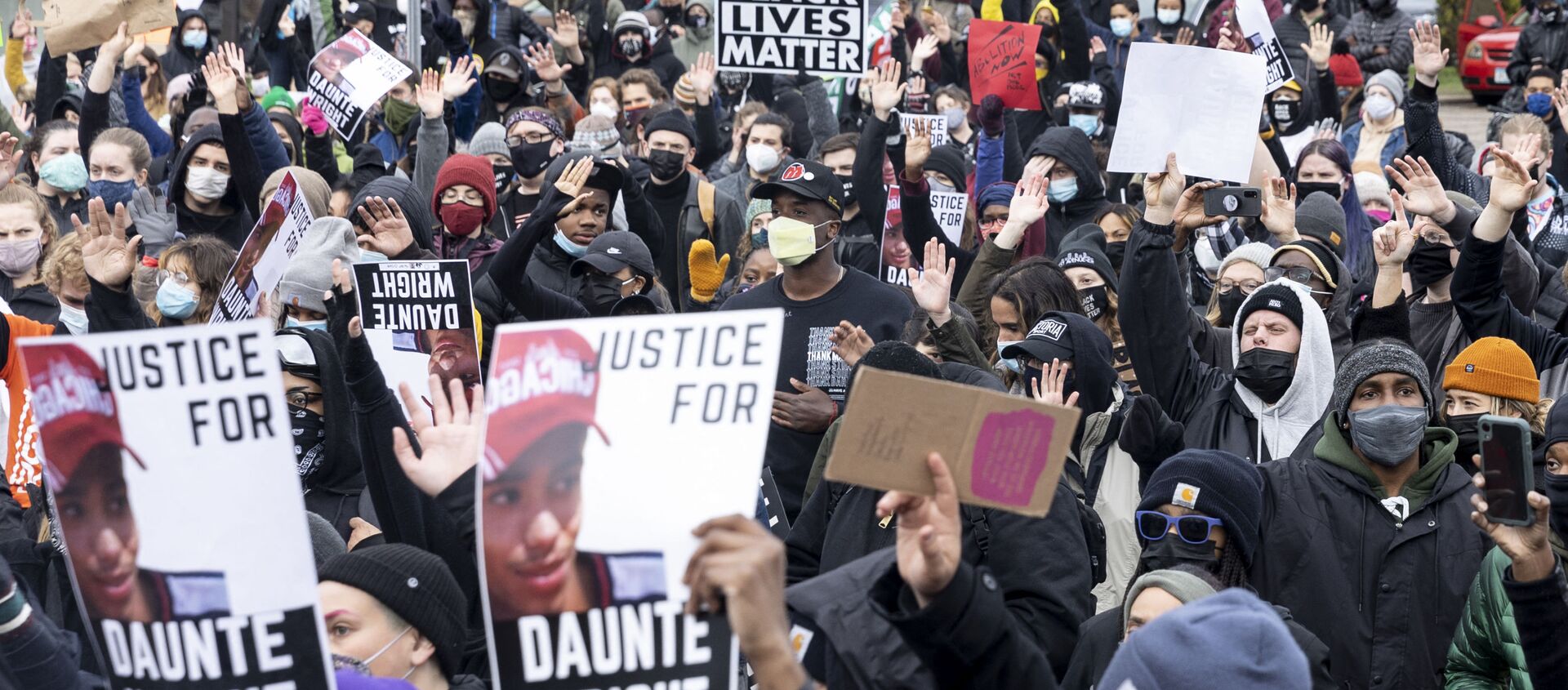 People gather before curfew holding pictures of Daunte Wright along with Black Lives Matter signs to protest his death by a police officer in Brooklyn Center, Minnesota on April 12, 2021.  - اسپوتنیک افغانستان  , 1920, 13.04.2021