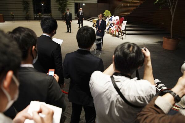 یوشیهیده سوگا، نخست‌وزیر جاپان در یک کنفرانس مطبوعاتی در توکیو - اسپوتنیک افغانستان  