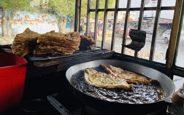 بولانی‌هایی که برای فروش هنگام افطار در کابل پخته می‌شوند - اسپوتنیک افغانستان  
