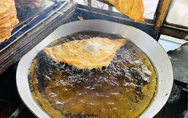 بولانی‌هایی که برای فروش هنگام افطار در کابل پخته می‌شوند - اسپوتنیک افغانستان  