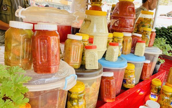 انواع مختلف ترشی آماده برای فروش در ماه مبارک رمضان در کابل - اسپوتنیک افغانستان  
