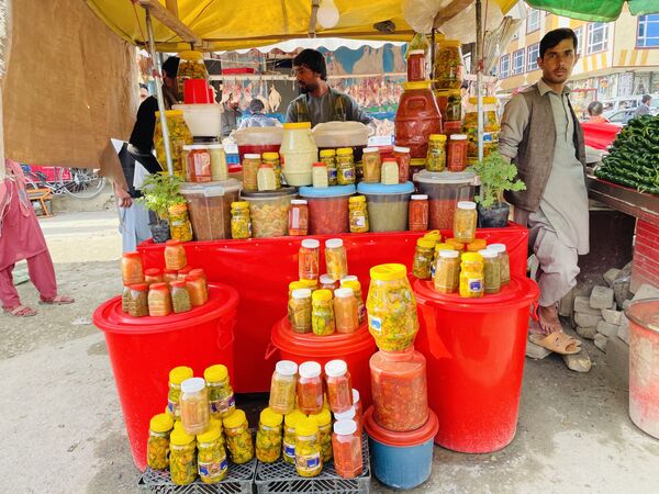 انواع مختلف ترشی آماده برای فروش در ماه مبارک رمضان در کابل - اسپوتنیک افغانستان  
