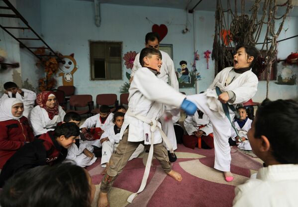 کودکان در کلاس هنرهای رزمی در یکی از روستاهای سوریه. - اسپوتنیک افغانستان  