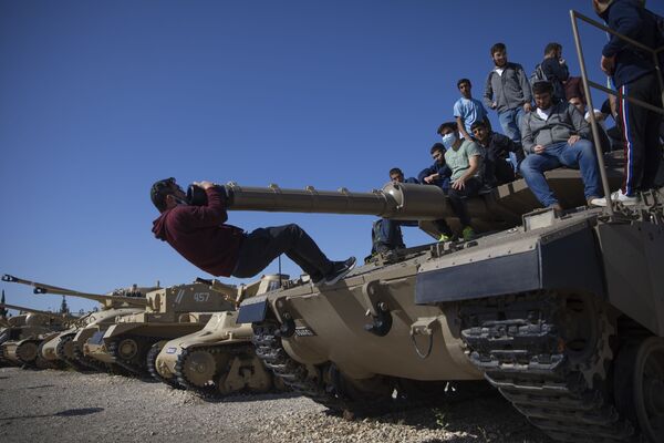 دانش آموزان در روز یادبود از سربازان کشته در اسرائیل. - اسپوتنیک افغانستان  