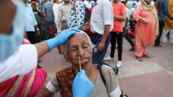 Медработник берет мазок на коронавирус у женщины в Индии - اسپوتنیک افغانستان  
