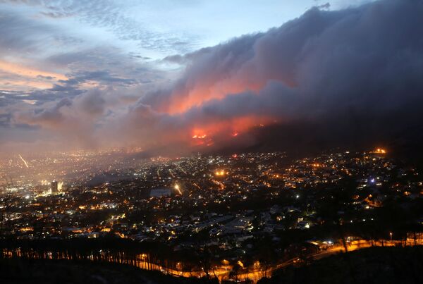 نمایی از آتش سوزی در دامنه های کوه‌ها کیپ تاون، افریقای جنوبی. - اسپوتنیک افغانستان  