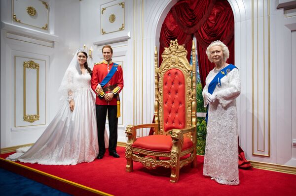 مجسمه های مومی ملکه انگلیس و شاهزاده ویلیام با همسرش در موزیم سوچی/ روسیه - اسپوتنیک افغانستان  