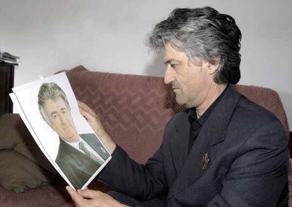 پیتر سیکیک 47 ساله با عکس رئیس جمهور سابق صربستان رادوان کاراجیچ - اسپوتنیک افغانستان  