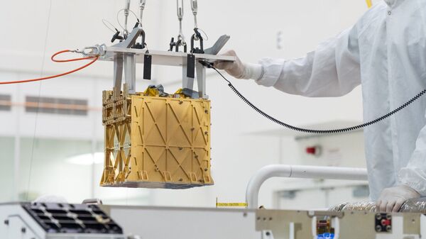 Специалисты Лаборатории реактивного движения НАСА опускают прибор MOXIE в брюхо марсохода Perseverance - اسپوتنیک افغانستان  