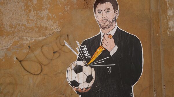 Граффити, изображающее президента Ювентуса Андреа Аньелли, проделывающего дыру в мяче, в Риме  - اسپوتنیک افغانستان  