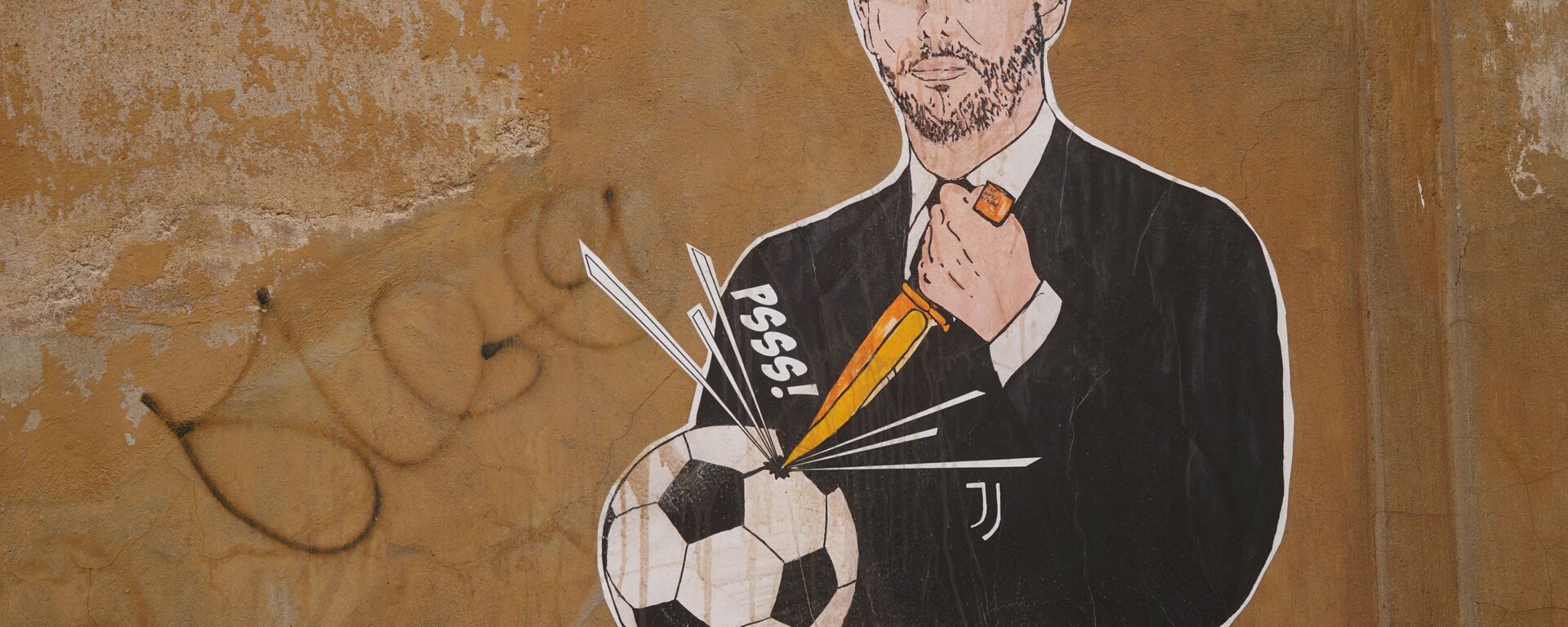 Граффити, изображающее президента Ювентуса Андреа Аньелли, проделывающего дыру в мяче, в Риме  - اسپوتنیک افغانستان  , 1920, 12.05.2021