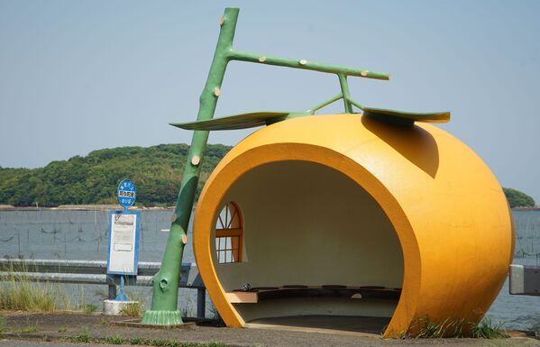 Автобусная остановка в форме апельсина в Японии - اسپوتنیک افغانستان  