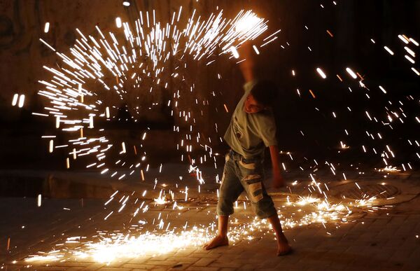 آتش بازی یک جوان در غزه در ماه مبارک رمضان. - اسپوتنیک افغانستان  